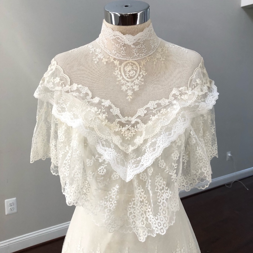 SOLD 🎈Lace Wedding Dress - Picture 1 of 16